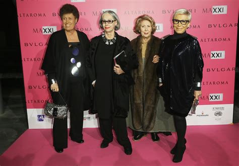 come vivono le sorelle fendi|È morta Franca Fendi, la terza delle cinque sorella Fendi.